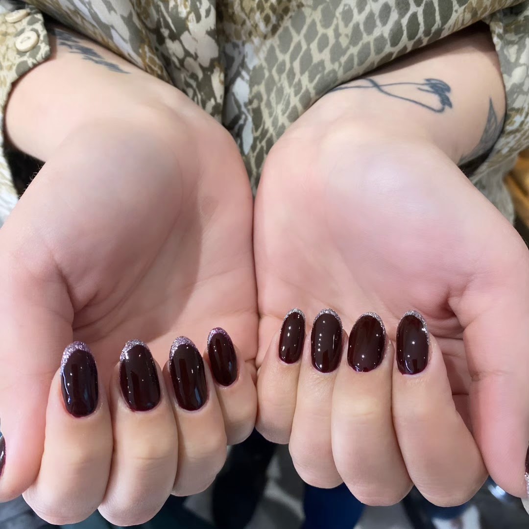 Donker bordeauxrode gelnagels op beide handen