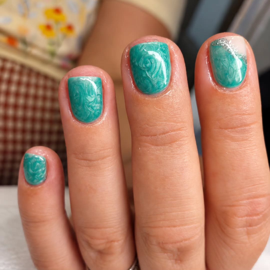 Turquoise nagels met een gemarmerd effect