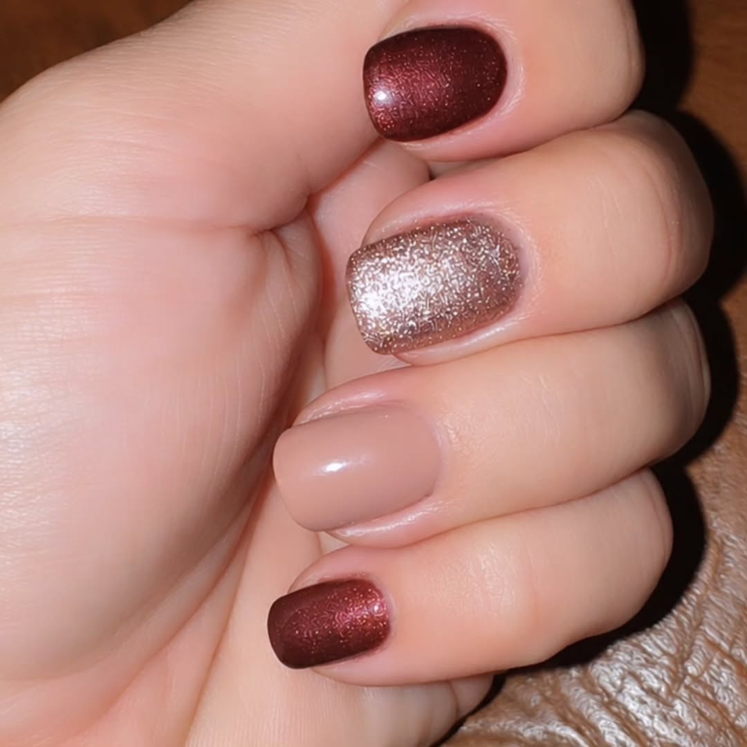 Nude nagels met roségouden glitter en koperkleurige accenten