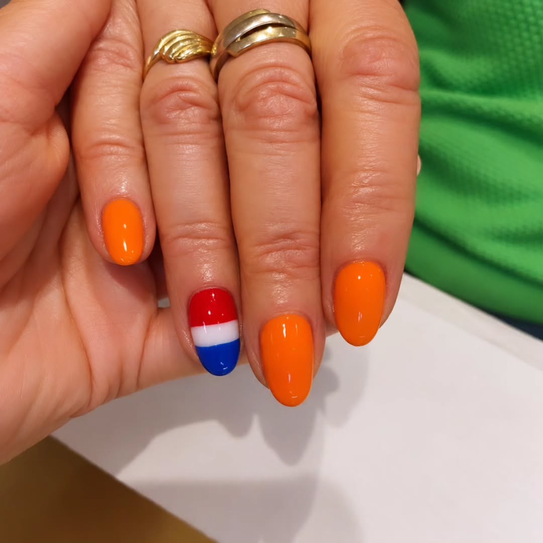 Oranje nagels met een Nederlandse vlag als accent